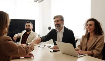 cliente-sonrisa-saludo